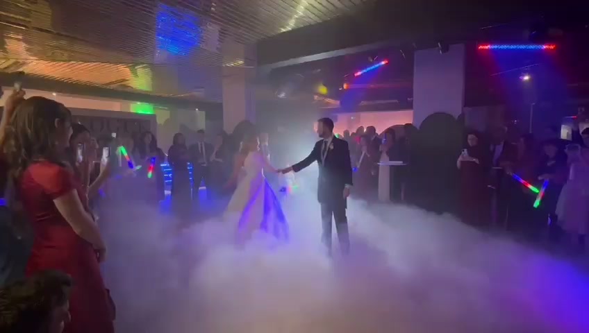 Novios bailando su primer baile